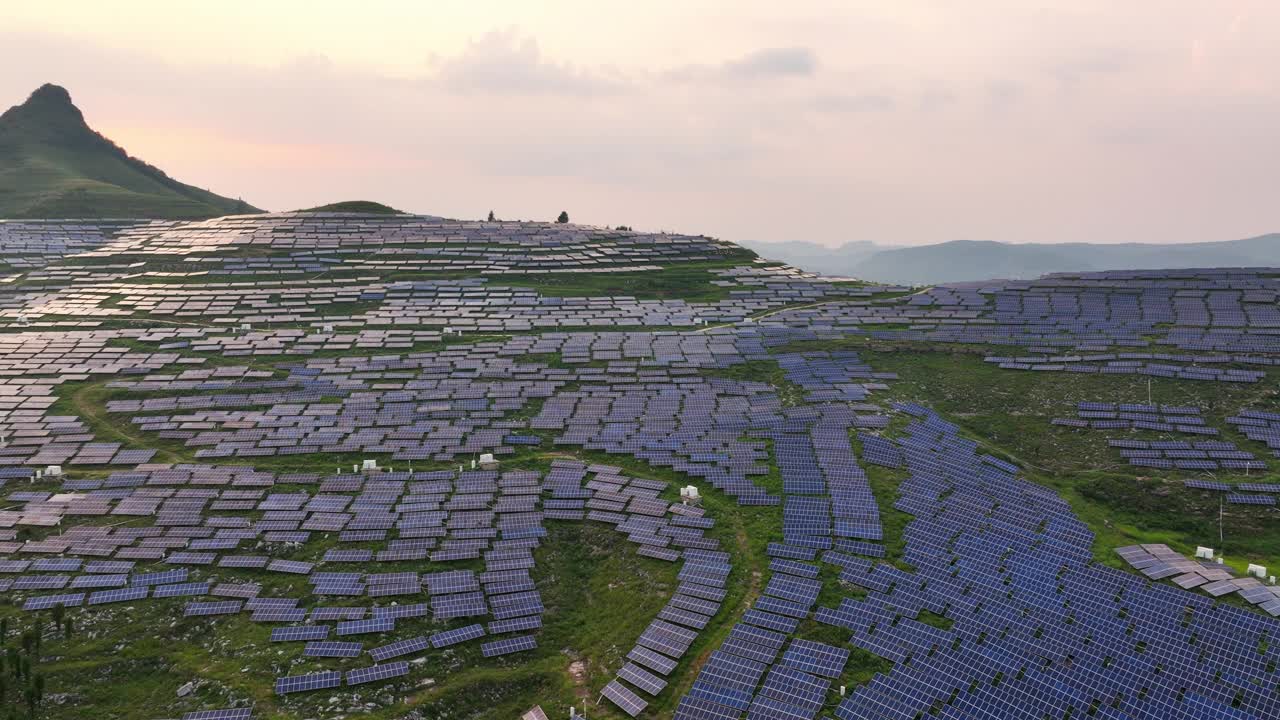 山顶上的太阳能发电站视频素材