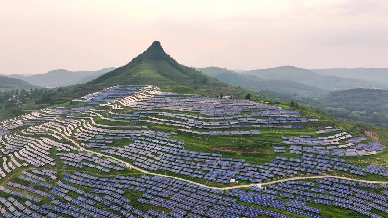 山顶上的太阳能发电站视频下载