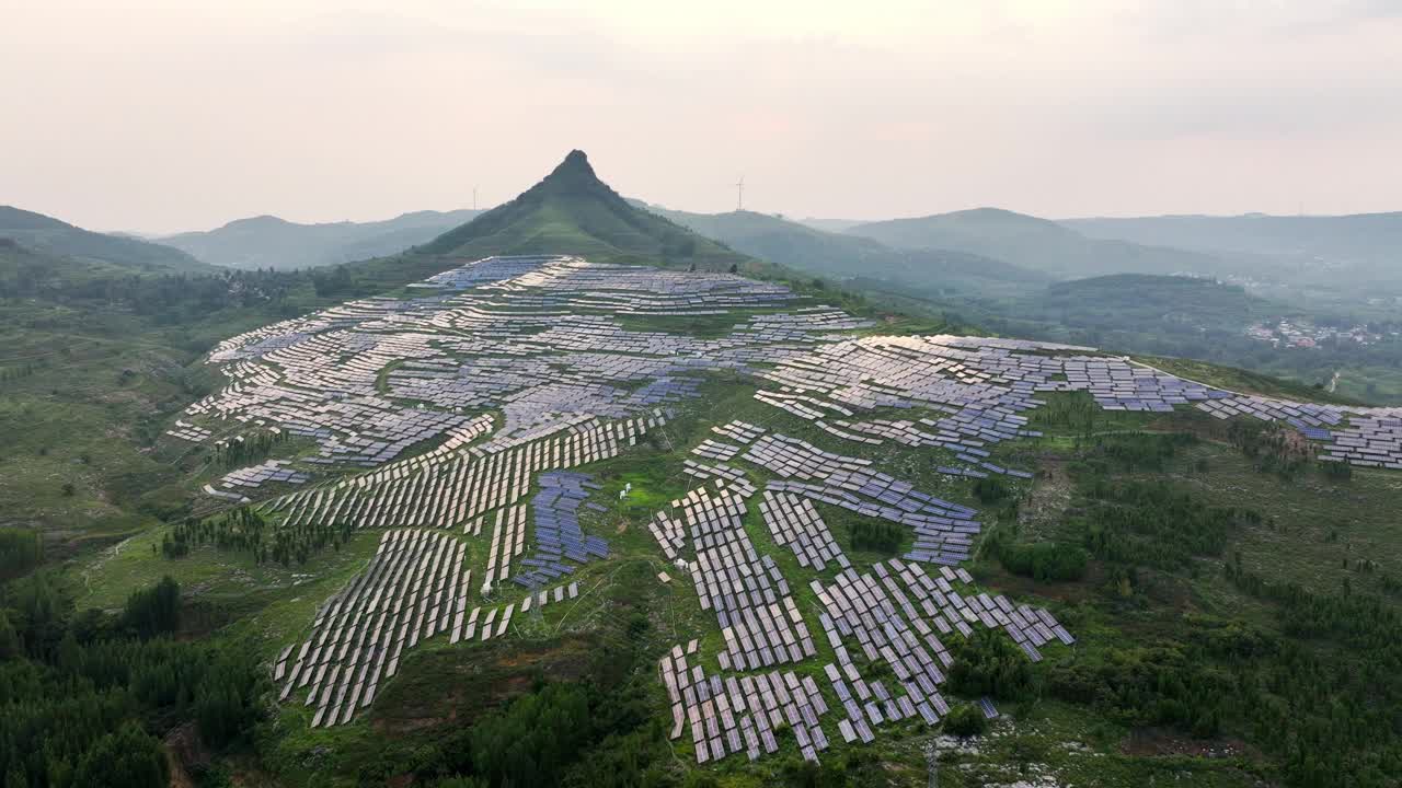 山顶上的太阳能发电站视频素材