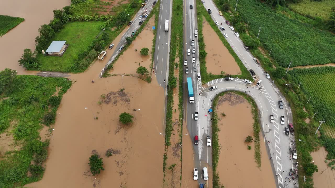 台风“八城”席卷东南亚期间，道路被淹的汽车鸟瞰图。视频素材