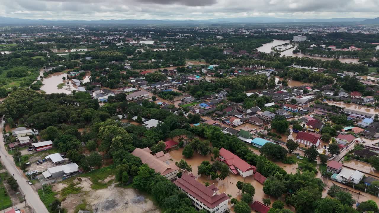 台风八城席卷东南亚后，清莱省郊区的Kok河被洪水淹没。视频素材