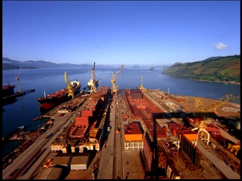 高角度PAN航运港口，货轮停靠/山在背景/卡波弗里奥，里约热内卢de Janeiro，巴西视频素材