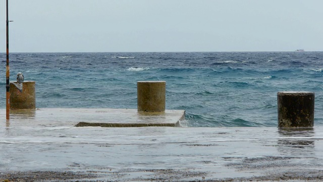 海浪撞击码头视频素材