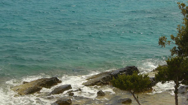 海岸上波涛汹涌视频素材