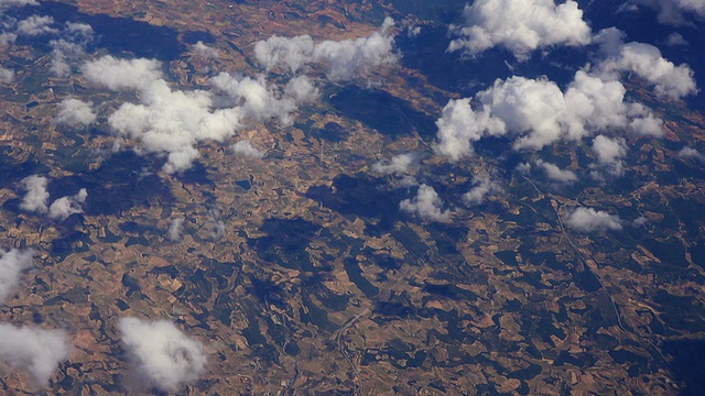 空中景观与云，田野和天空，从飞行飞机的观点。视频下载