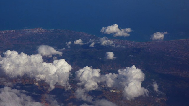 空中景观与云，田野和天空，从飞行飞机的观点。视频下载