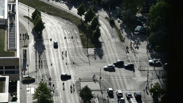 汽车在十字路口行驶。城市中的多车道交通。视频素材