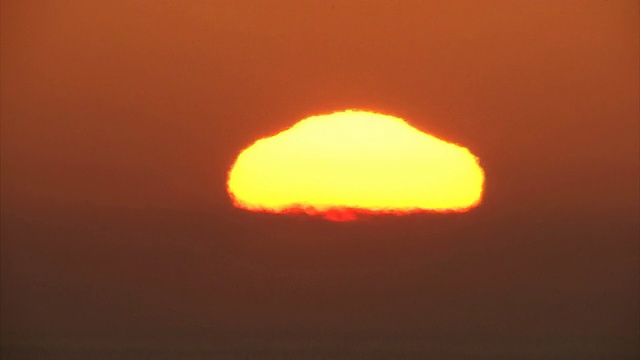 海上日出时间在海上流逝，长镜头拍摄视频素材