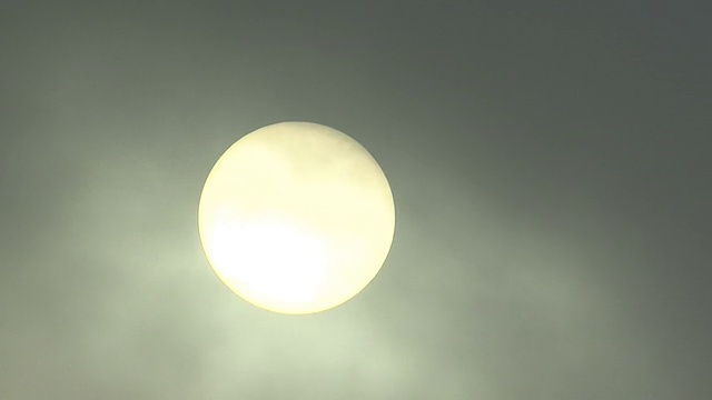 太阳时间流逝，前方有雾经过，1080p视频素材