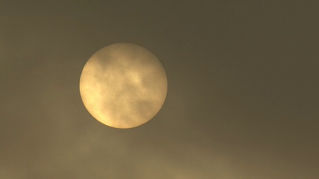 太阳时间流逝，前方有雾经过，1080p视频素材