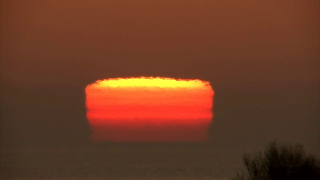 海上日出时间在海上流逝，长镜头拍摄视频素材