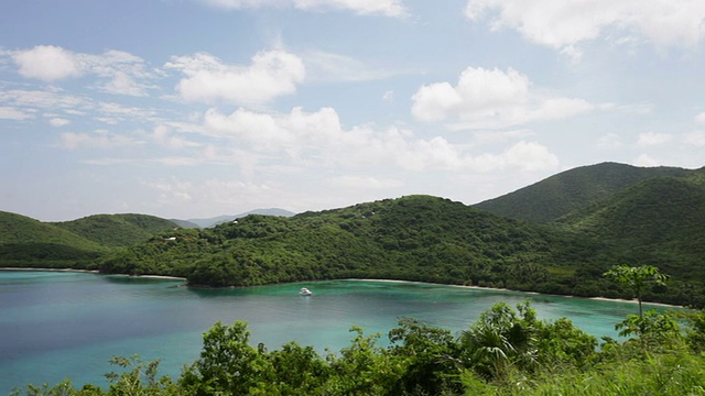 美属维京群岛圣约翰马霍湾海滩的高角度视频视频素材