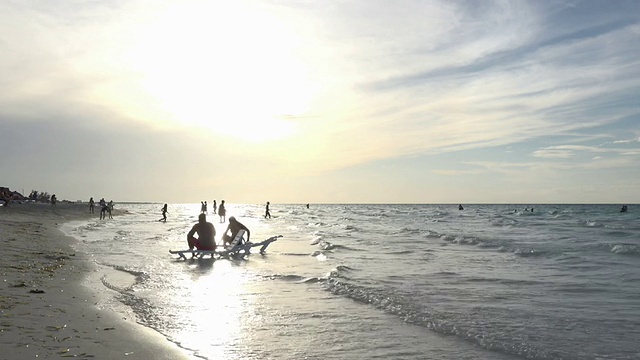 背光场景在一个古巴海滩视频素材