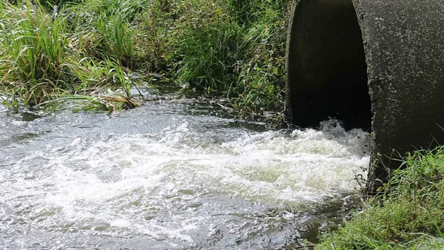 水从管子里流出来视频素材