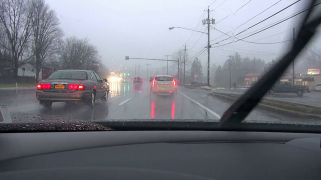 开车，下雨，雨天，暴风雨视频素材