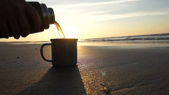 用夕阳倒茶视频素材