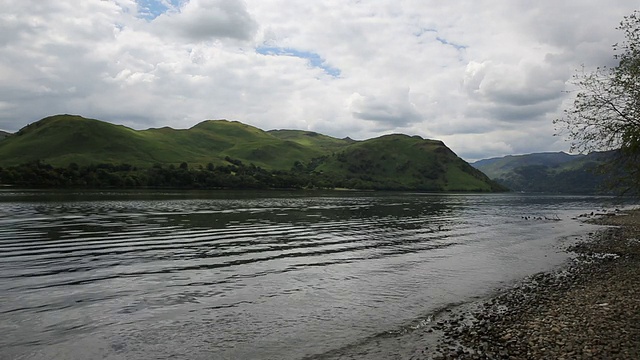 英国坎布里亚郡乌尔斯沃特湖区阴天上的波浪和山脉视频素材