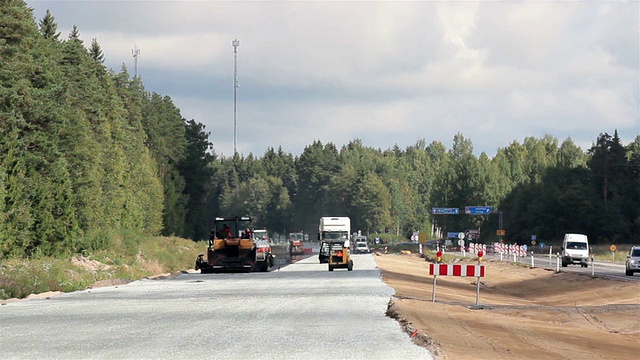 重型设备在公路上修理它视频素材