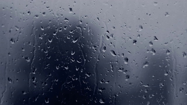 雨滴落在窗户玻璃上视频素材