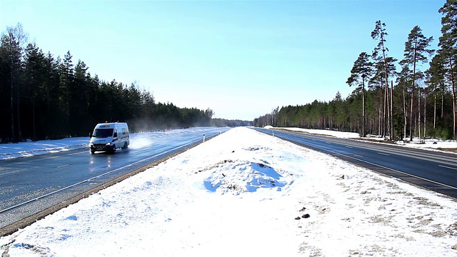 有厚厚的积雪的公路视频素材