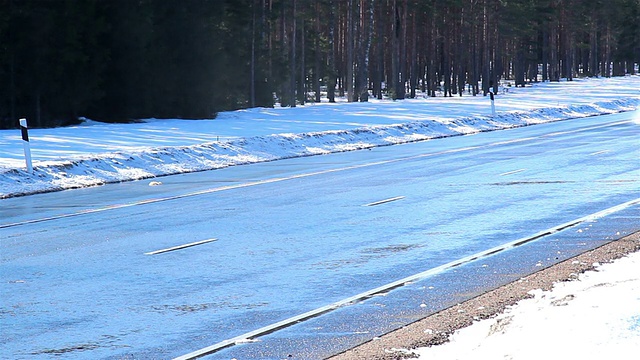 三辆车在雪地上行驶视频素材