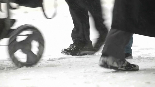 寒冷的冬天的天气。人们走在城市里积雪覆盖的人行道上视频下载