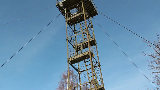 这座钢塔建在山顶上视频素材