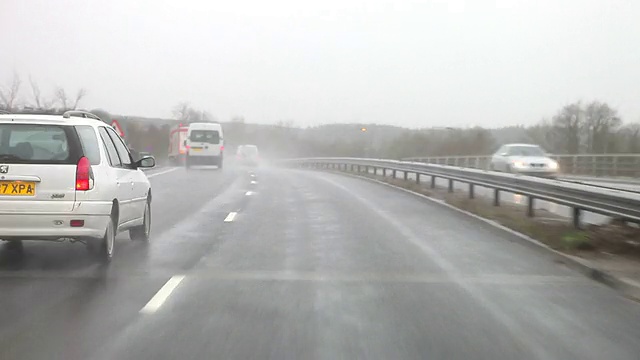 雨中高速公路旅程的时间流逝序列视频素材