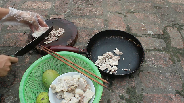 烤猪腰肉配蔬菜和香料视频素材