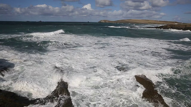 英国康沃尔海岸特里亚农湾的岩石被海浪冲毁视频素材