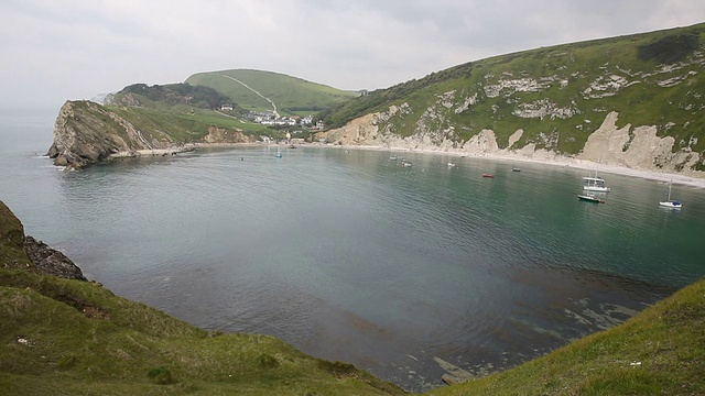 英国多塞特郡的卢沃斯湾风平浪静视频素材