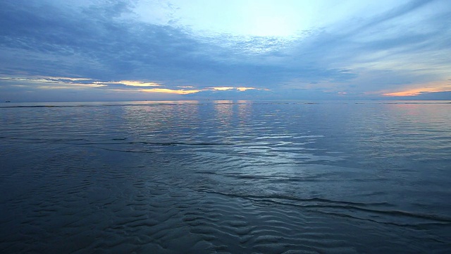 海上日出前视频下载