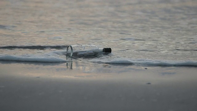 漂流在海上的瓶子里的信息视频素材