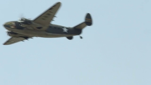 C-47空中列车和C-60北极星一起飞行视频素材