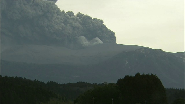 Shinmoedake火山喷发视频素材