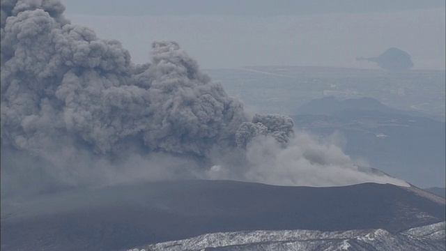 新茂达克活火山视频素材