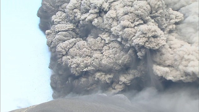 Shinmoedake火山喷发视频素材