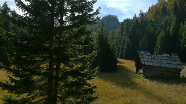 山上空地上的老牧羊人小屋视频素材