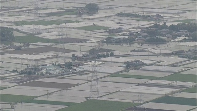 横跨农田的输电线路视频素材