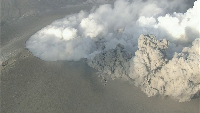 Shinmoedake火山喷发视频素材