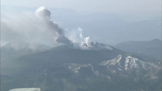 Shinmoedake火山喷发视频素材