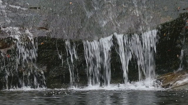 水的行动周围的瀑布拍摄4K。视频下载