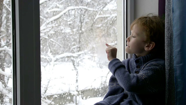 圣诞窗外的暴风雪视频素材