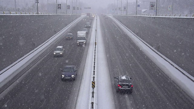 降雪和交通视频素材