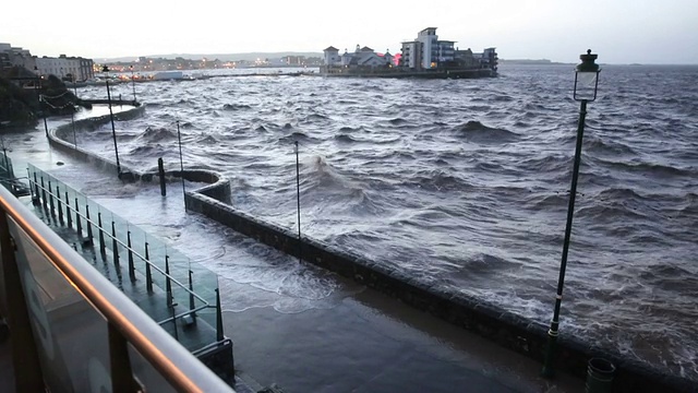 2014年滨海萨默塞特韦斯顿湖涨潮和风暴视频素材