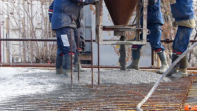 混凝土板，建筑工人在建筑上工作视频素材