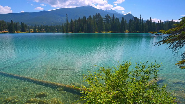 湖水荡漾，山清水秀视频素材