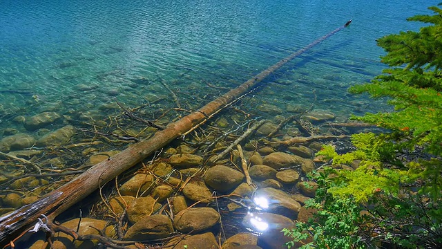 晶莹的湖水，绿松石倒影，小屋视频素材