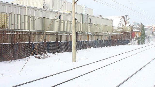 电动火车在雪中运动视频素材