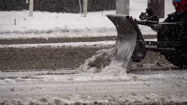 道路上的扫雪机视频素材